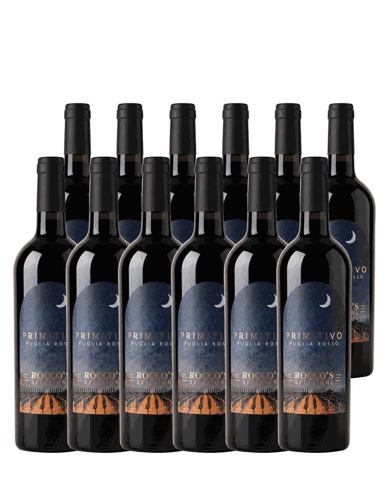 Vorrats-Karton: 12 Flaschen Roccos Selezione Primitivo Puglia Rosso vor beigem Studiohintergrund
